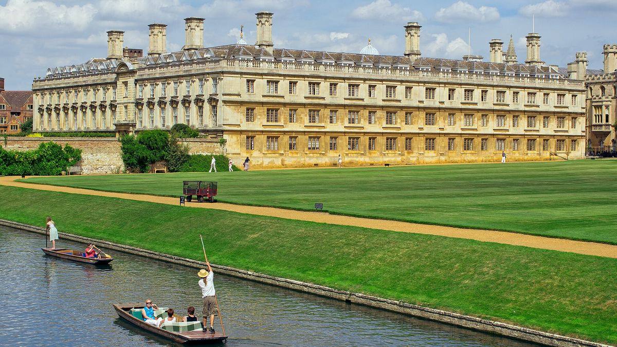 Punts on the river Cam beside the colleges of Cambridge